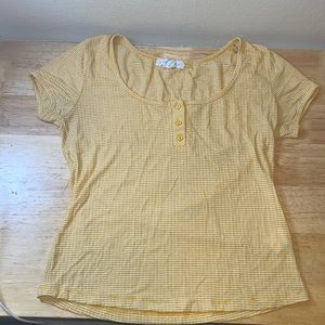 Yellow button down top⭐️🤍